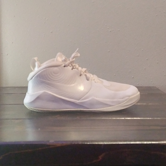 Nike Team Hustle Quick D9 Size 6.5 White - Picture 3 of 7